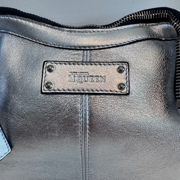 Alexander McQueen De Manta Small Silver Leather Clutch - Picture 2 of 5